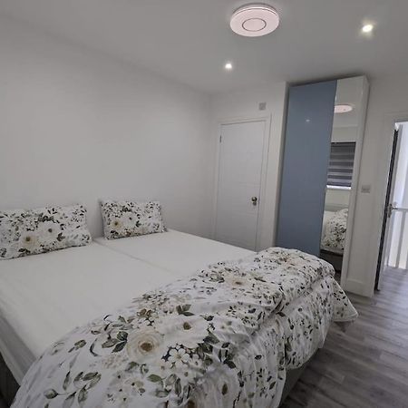 Beautiful 3 Bedroom House In London -Ensuite Bed Room تويكنهام المظهر الخارجي الصورة