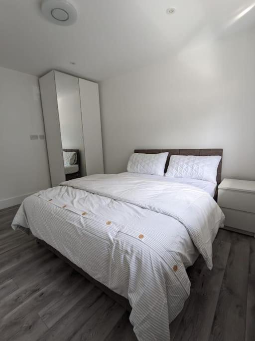 Beautiful 3 Bedroom House In London -Ensuite Bed Room تويكنهام المظهر الخارجي الصورة