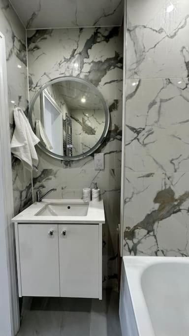 Beautiful 3 Bedroom House In London -Ensuite Bed Room تويكنهام المظهر الخارجي الصورة