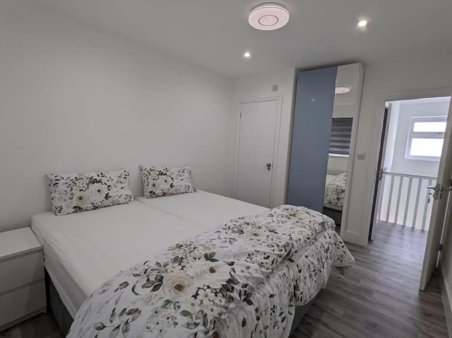 Beautiful 3 Bedroom House In London -Ensuite Bed Room تويكنهام المظهر الخارجي الصورة
