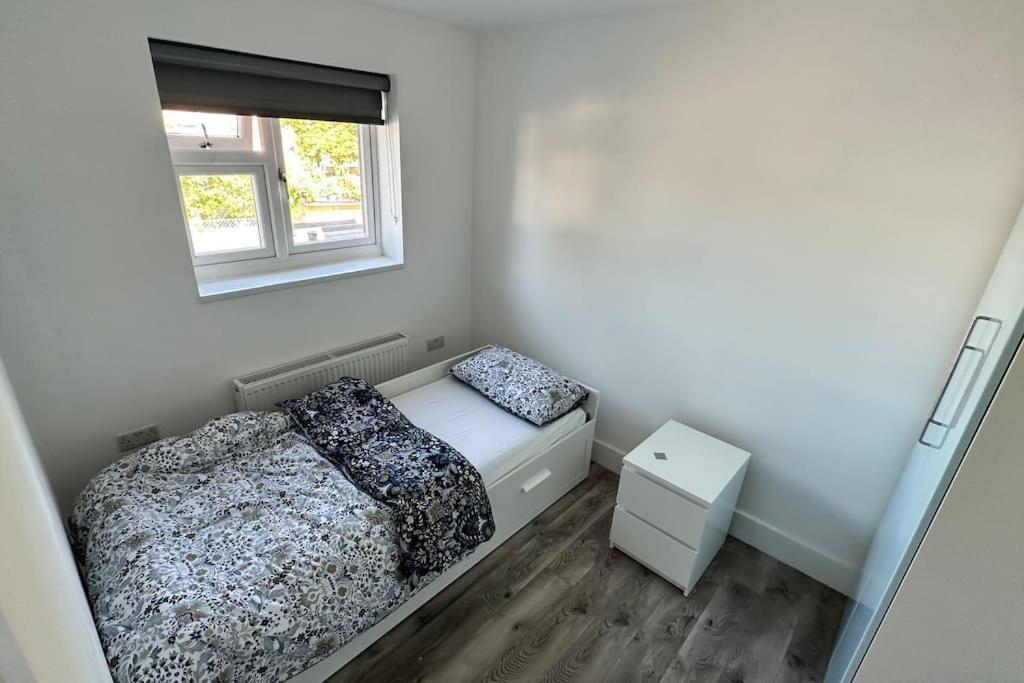 Beautiful 3 Bedroom House In London -Ensuite Bed Room تويكنهام المظهر الخارجي الصورة