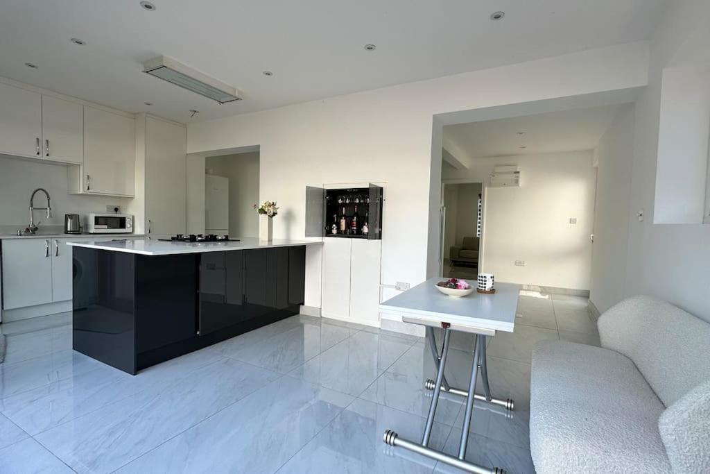 Beautiful 3 Bedroom House In London -Ensuite Bed Room تويكنهام المظهر الخارجي الصورة