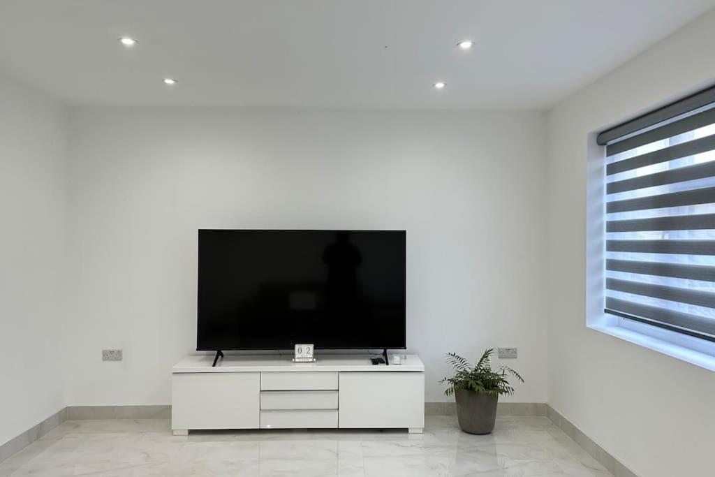 Beautiful 3 Bedroom House In London -Ensuite Bed Room تويكنهام المظهر الخارجي الصورة