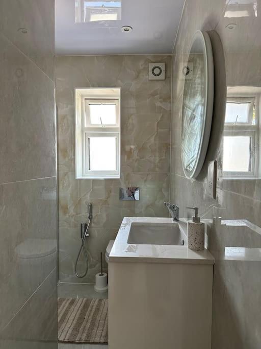 Beautiful 3 Bedroom House In London -Ensuite Bed Room تويكنهام المظهر الخارجي الصورة